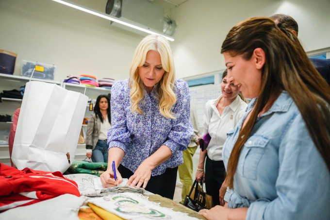 Sisters in business viser frem brukte tekstiler som skal bli til nye produkter. Foto: Beate Oma Dahle / NTB